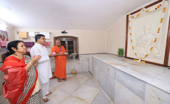 Tripura CM Dr. Manik Saha along with spouse visits Belur Math in Kolkata.